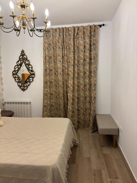 Cama doble sencilla y acogedora