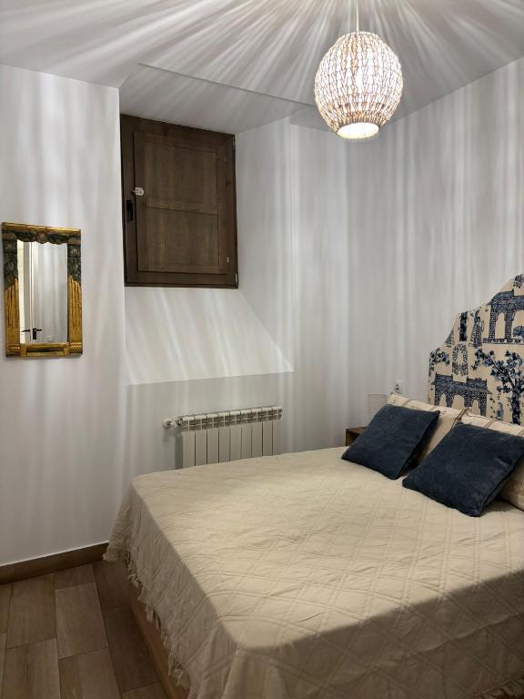 Dormitorio con cama doble cómoda